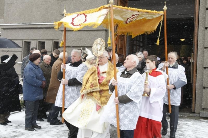Telšių vyskupo aukojamose mišiose – tūkstančiai tikinčiųjų