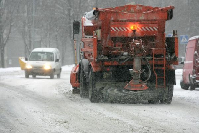 Vakarų ir Šiaurės vakarų Lietuvoje eismo sąlygos išlieka sudėtingos (atnaujinta 14 val.)