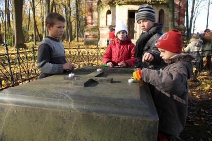 Kauno samariečiai tvarkė apleistas Fredos kapines 