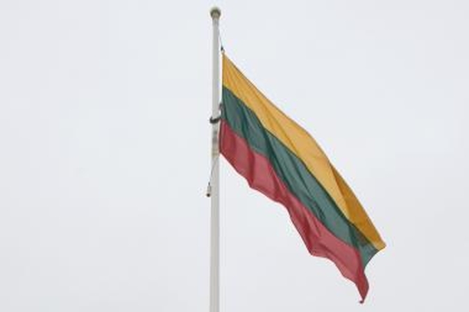 Trispalvė vasario 16 dieną suplazdės ties Horno ragu