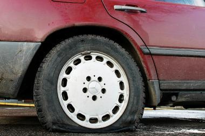 Ką daryti, jeigu greitai važiuojant praduria padangą?