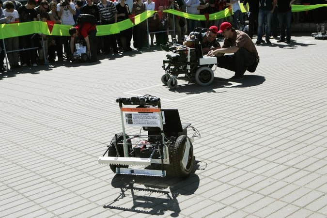 Studentų miestelyje virė robotų kovos   