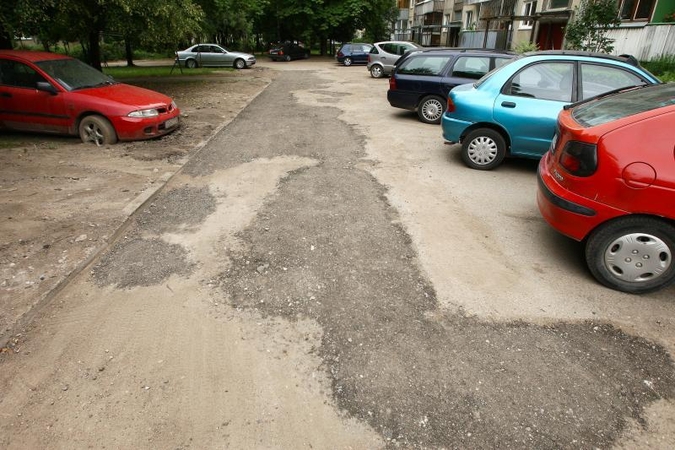 Kauniečiai toliau patys lopo daugiabučių kiemų duobes