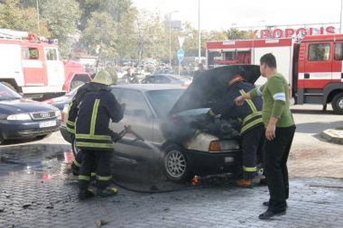 Uostamiestyje užsidegė „Audi“