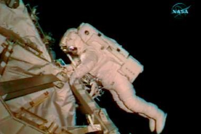Įrankius pametę astronautai grįžta į Žemę 