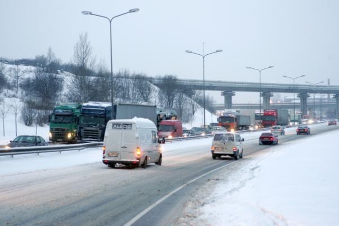 Kelių būklė: daugelyje rajonų sninga, keliai - provėžoti, slidūs