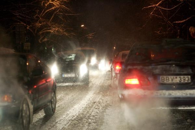 Kelininkai įspėja, kad naktį keliai bus slidūs