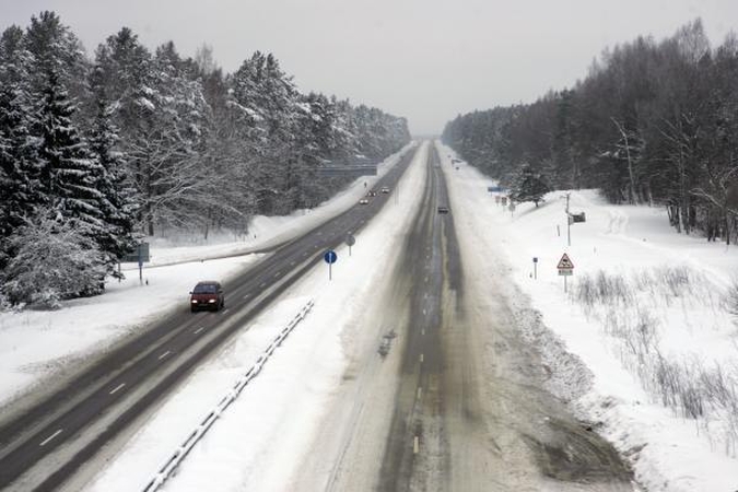 Kelių būklė: Vakarų Lietuvoje sninga, yra apledėjusių kelių