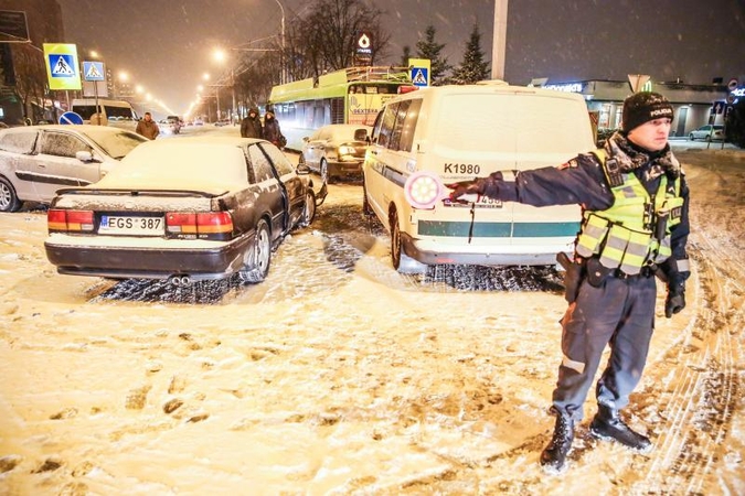Savanorių prospekte susidūrė keturi automobiliai ir troleibusas