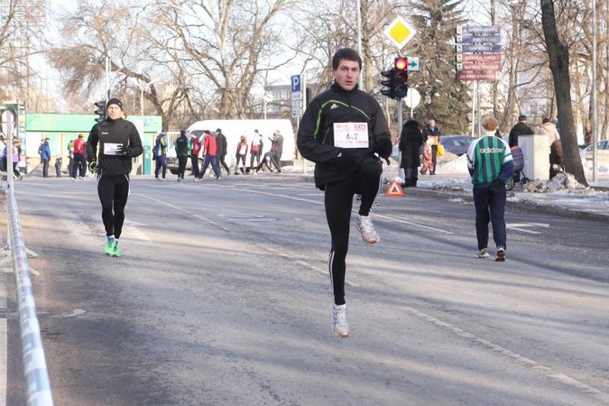 Sostinės gatves užplūdo Kalėdų seneliais persirengę bėgikai