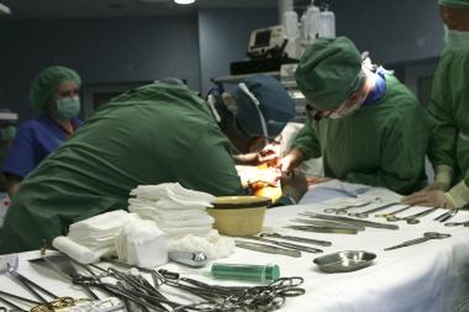 Moteris penkis mėnesius gyveno su žirklėmis pilve