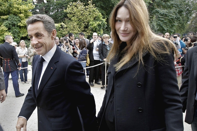 Nėščia Carla Bruni nekantrauja, kada galės užsirūkyti