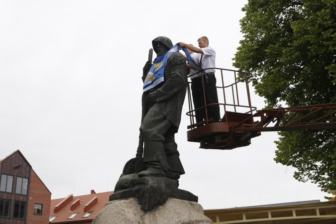 Būsimieji jūrininkai „aprengė“ Žvejo paminklą