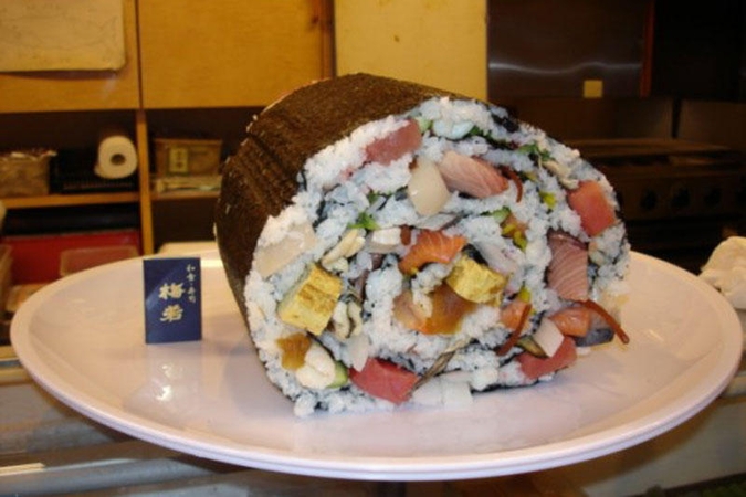 Japonų restorane galima pasivaišinti gigantiško dydžio sušiais (foto)