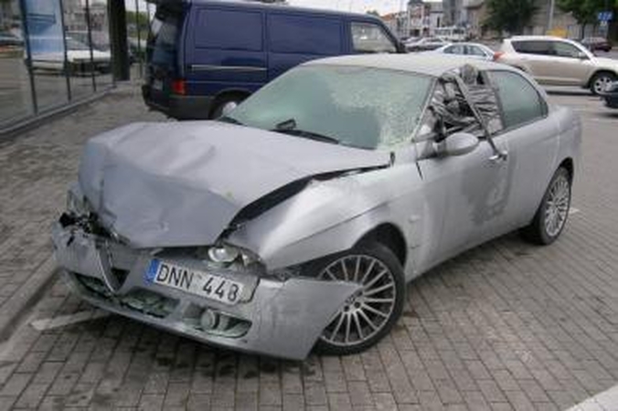 Prie degalinės liepsnojo automobilis