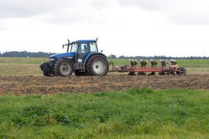 Žuvo automobilio vairuotojas ir traktorininkas