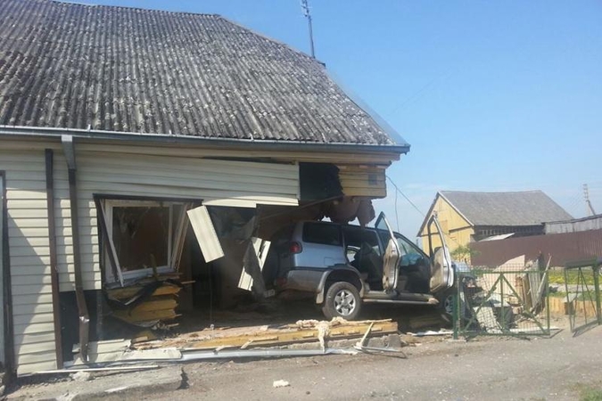 Kauno rajone visureigis sugriovė pusę namo