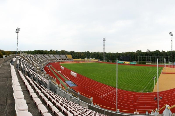 Pavojingi futbolo stadiono bokštai nenuvirs?