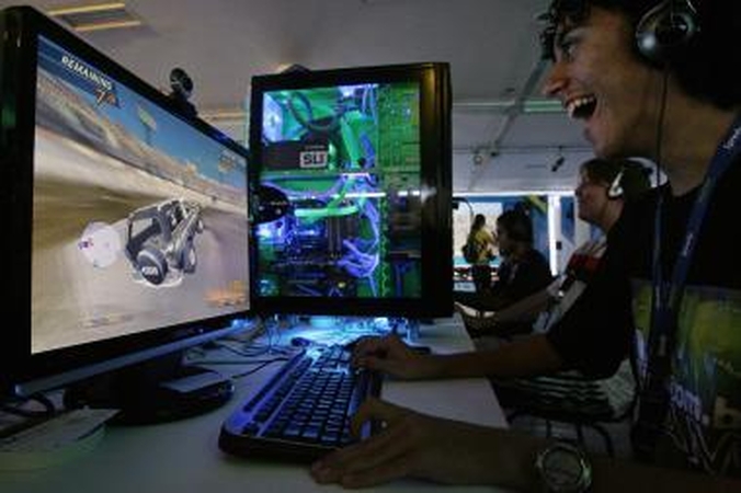 Virtualus pasaulis su tikrais miestais