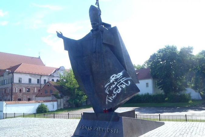 Kas subjaurojo popiežiaus Jono Pauliaus II paminklą?