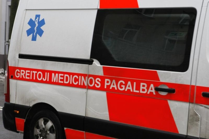 Vilniuje neįgaliojo ženklu pažymėtas „Audi“ parbloškė dviratininkę