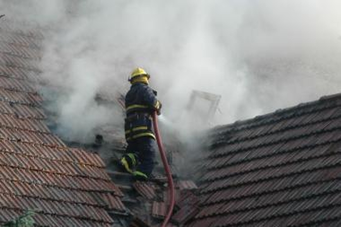 Nidoje liepsnojo viešbučio stogas