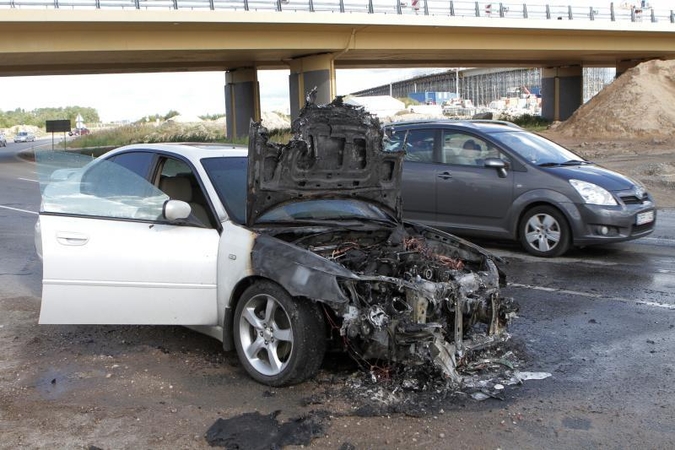 Jakų žiede užsidegė dvejų metų senumo automobilis
