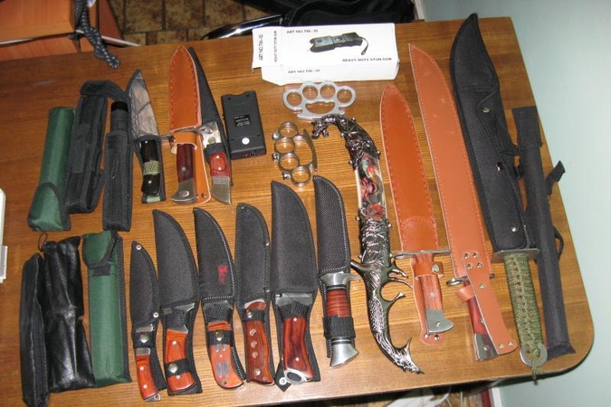 Sendaikčių turguje senolis prekiavo kastetais ir peiliais