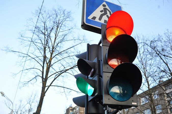 Pareigūnai nestabdė per raudoną šviesą prašvilpusio „Škoda Octavia“