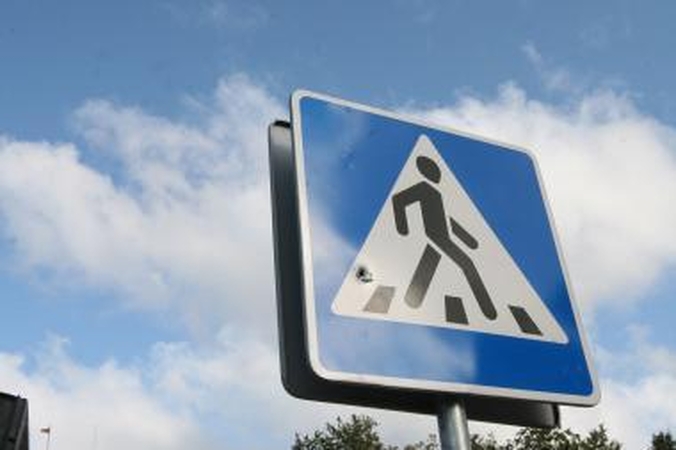 Klaipėdoje mašinos sužalojo mažametę ir moterį 