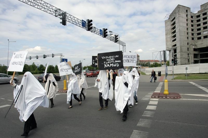 Prie apleisto viešbučio – „vaiduoklių“ protestas