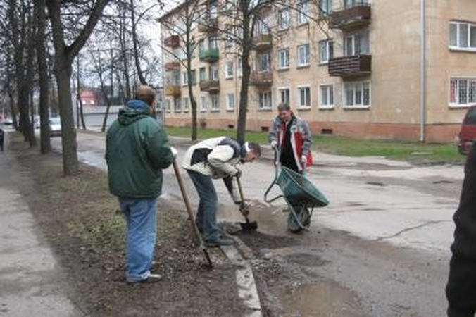 Kauniečiai patys lygina gatves