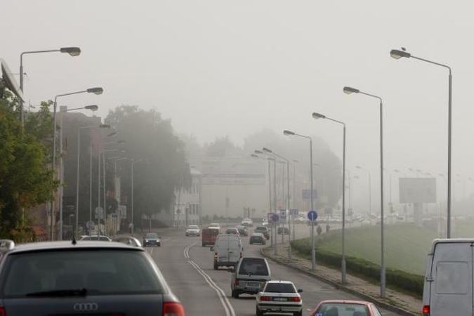 Kai kur tvyro rūkas, o saugiai atrodantys keliai vietomis yra slidūs