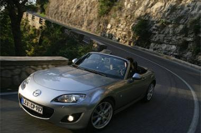 „Mazda MX-5“ užsiaugino raumenų