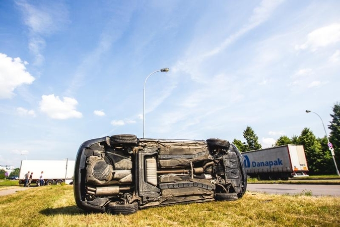 Kaune per avariją apsivertė automobilis, sužeistas vairuotojas