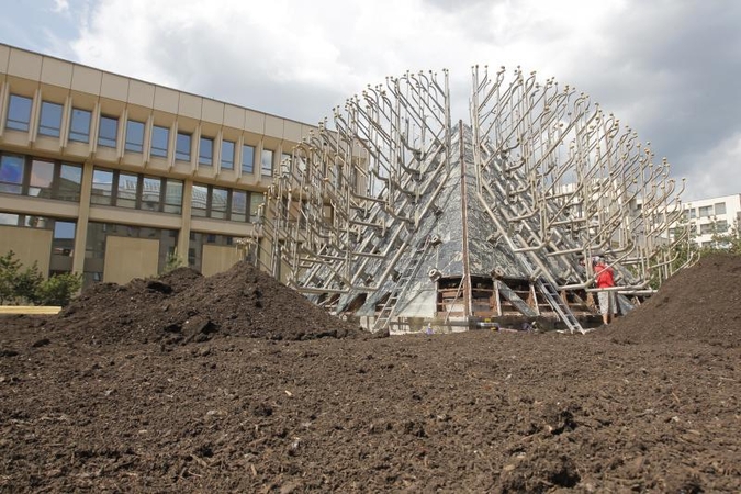 Paskutinę akimirką apdaužytas Seimo fontanas virto piramide-žemėlapiu