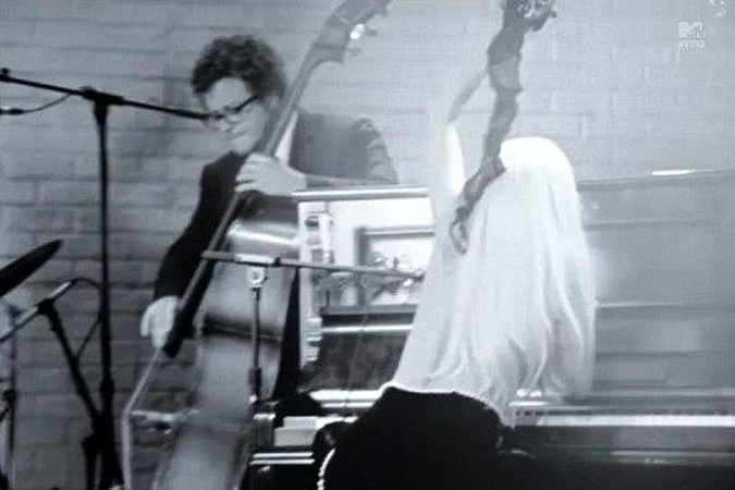 Lady Gaga pianinu groja iki pusės nuoga