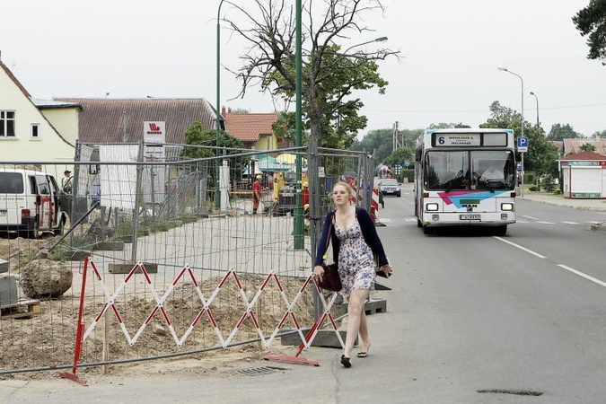 Šaligatvį okupavę rangovai apie keliamą pavojų pranešti nesiteikė