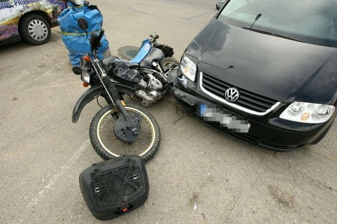Jonavos gatvėje – automobilio ir motociklo avarija, sužeisti du žmonės