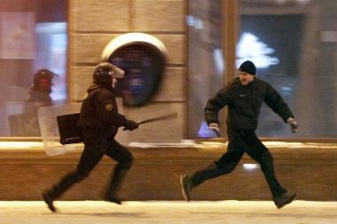Daugiau kaip 100 sulaikytų riaušių Minske dalyvių trečiadienį išeis į laisvę