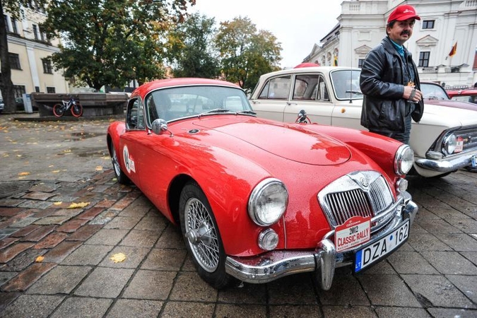 Į Kauną užsuko klasikinių automobilių ralis