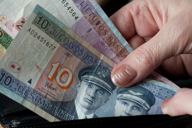 Apklausa: grynais lietuviai dažniausiai nešiojasi apie 90 litų