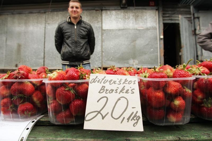 Lietuviškos braškės – po 20 litų, bet pirkėjų netrūksta