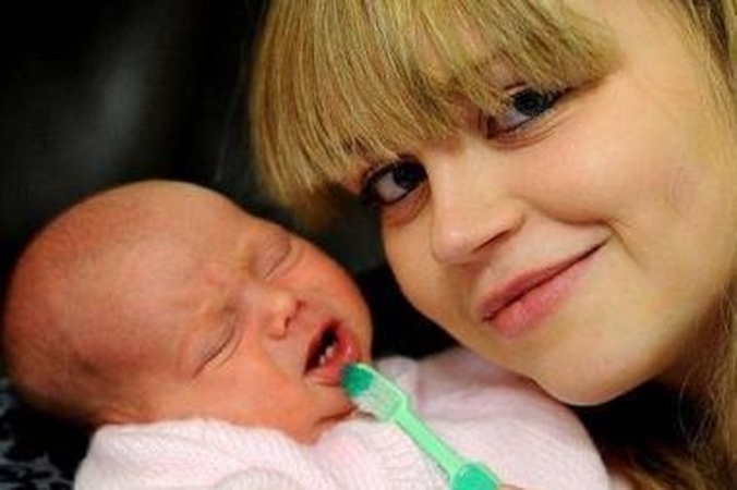 Jaunai mamai šokas – jos mažylė gimė su dantimis