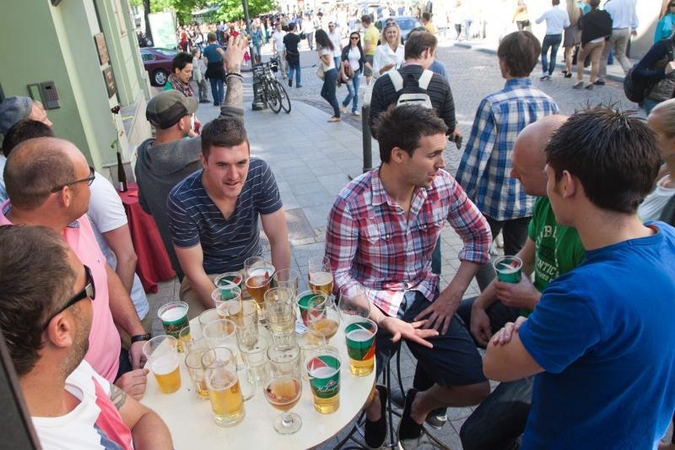 Premjeras: negalima prekiauti alkoholiu ties kiekvienu gatvės kampeliu