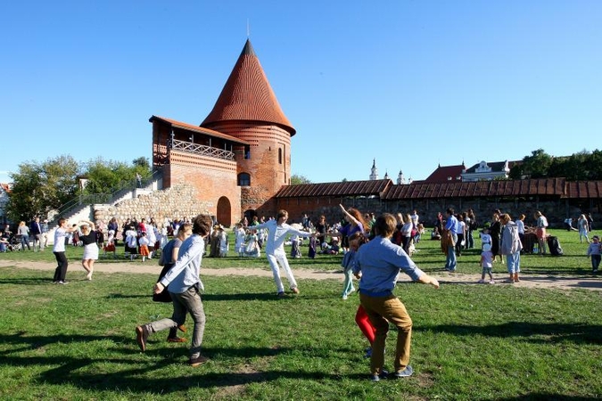 Kauno pilies papėdėje – nuotaikingos vasaros išleistuvės