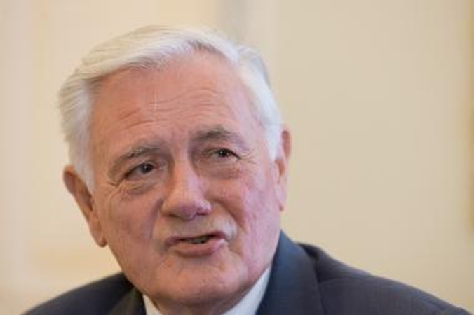 V.Adamkus: sprendimas didinti mokesčius - apgailėtinas, bet negalime leisti bankroto 