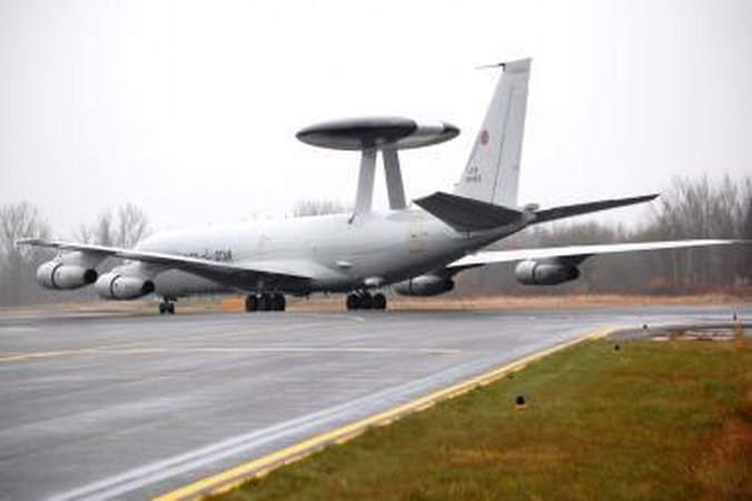 Aviacijos bazėje Šiauliuose nusileido NATO skraidantis radaras 