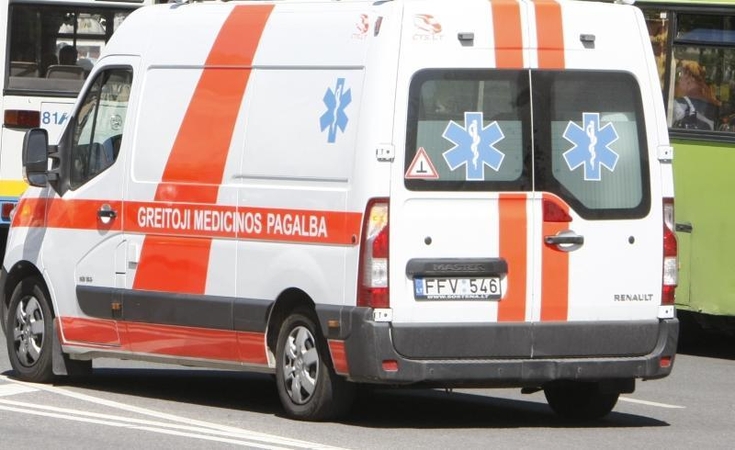 Iš antro aukšto iškritusią merginą motina atsisakė guldyti į ligoninę