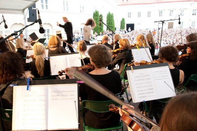 Į chorą susibūrė Berlyno benamiai ir narkomanai 